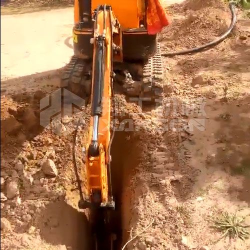 10型小型挖掘機(jī)操作簡(jiǎn)單，挖溝挖槽不是事